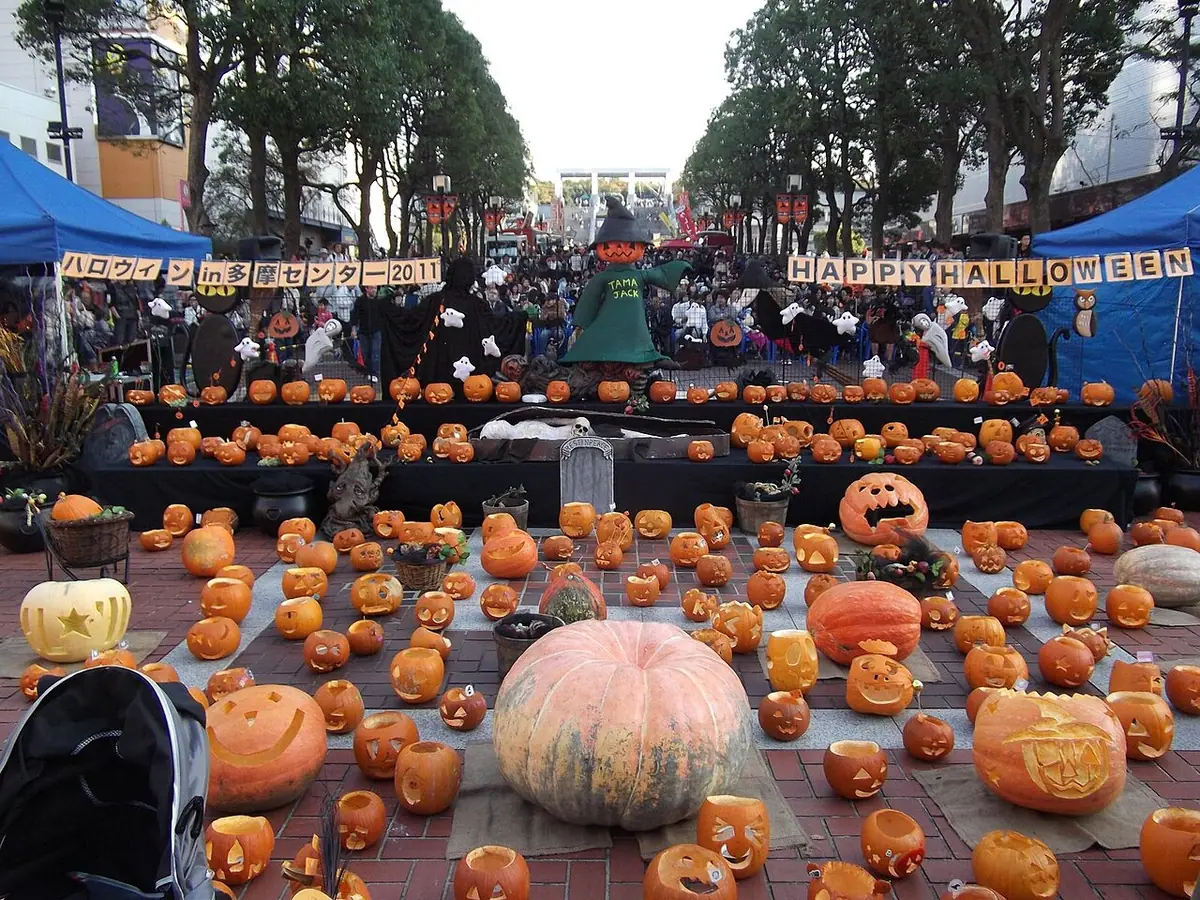 Labu dan tanglung jack-o'-lantern pelbagai saiz di acara Halloween Tama Center