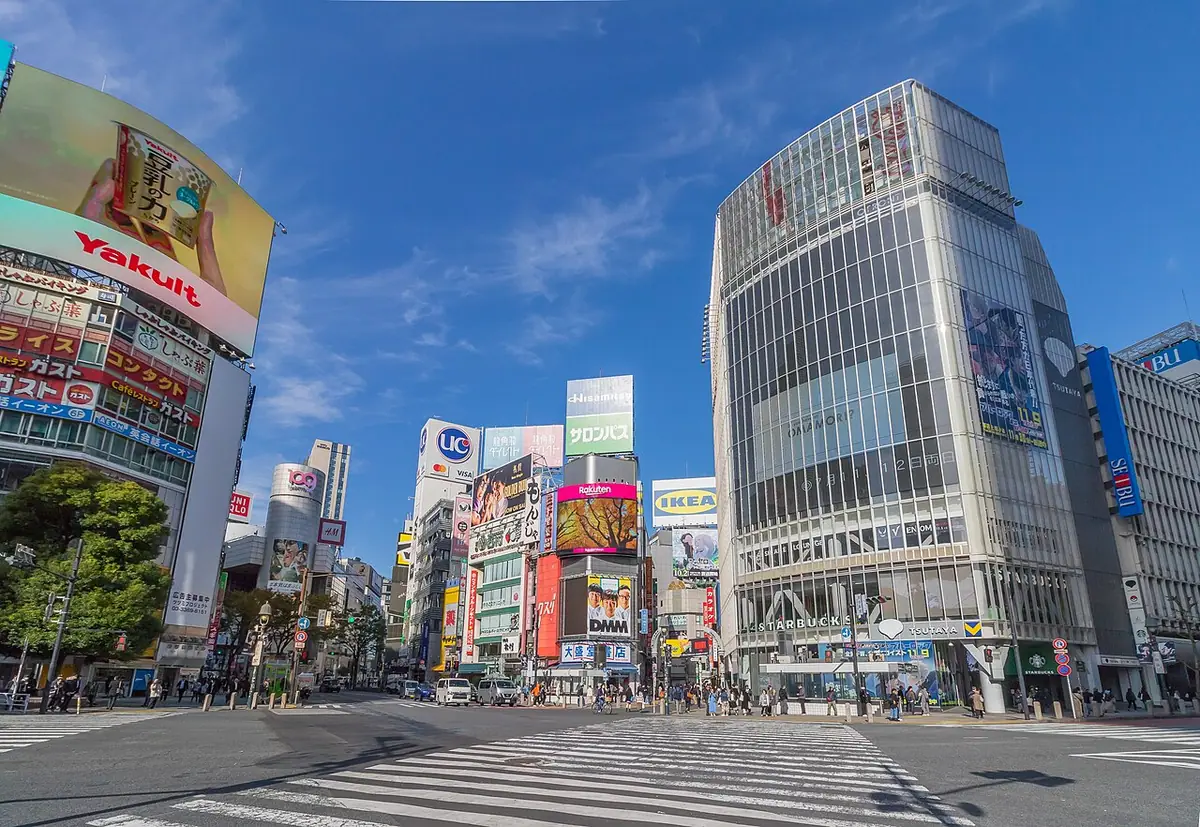 Persimpangan Shibuya Scramble dan bangunan sekitarnya ketika tiada kenderaan melintas