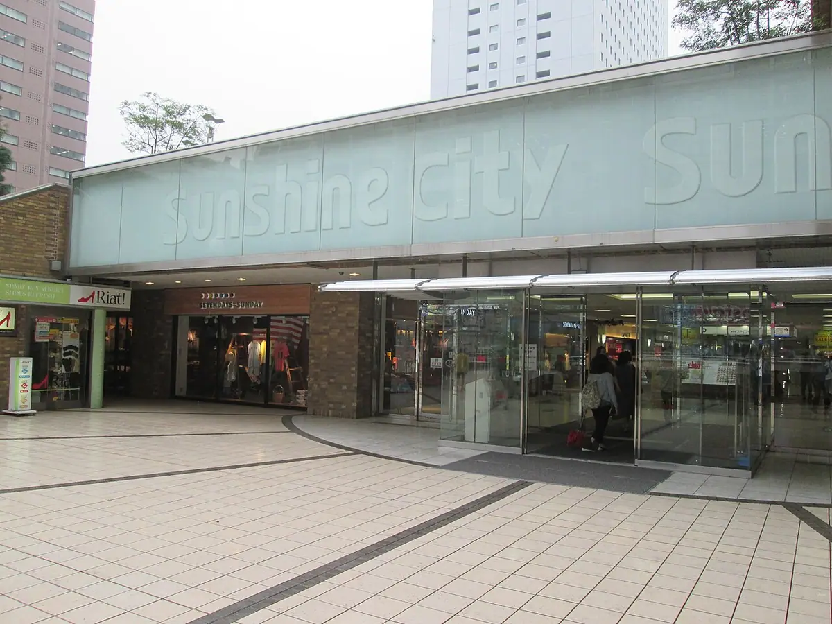 Pintu masuk Sunshine City di Ikebukuro dengan papan nama kompleks