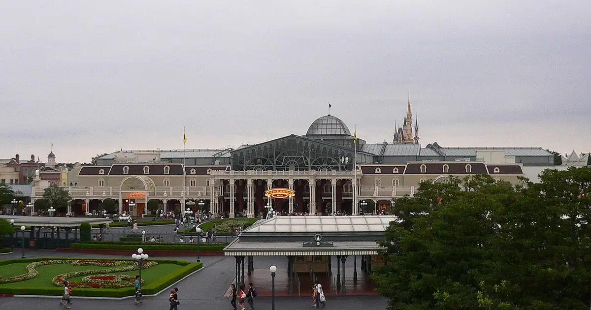 Luaran World Bazaar dari berhampiran pintu masuk Tokyo Disneyland