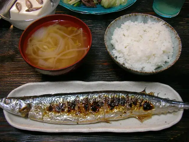 Un repas composé d’un sanma grillé, de riz, de soupe miso et d’accompagnements
