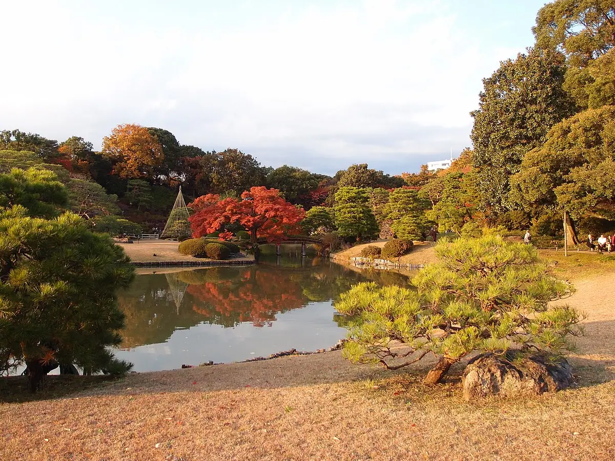 Kolam Rikugien, pulau Naka-no-shima serta pokok merah dan kuning dilihat dari sebelah Deshio-no-minato
