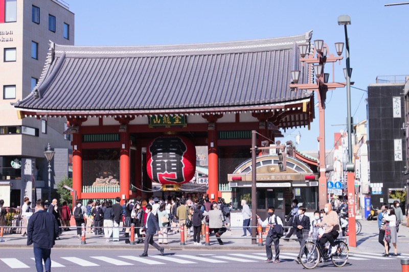 A sunny day at Kaminarimon gate in Asakusa